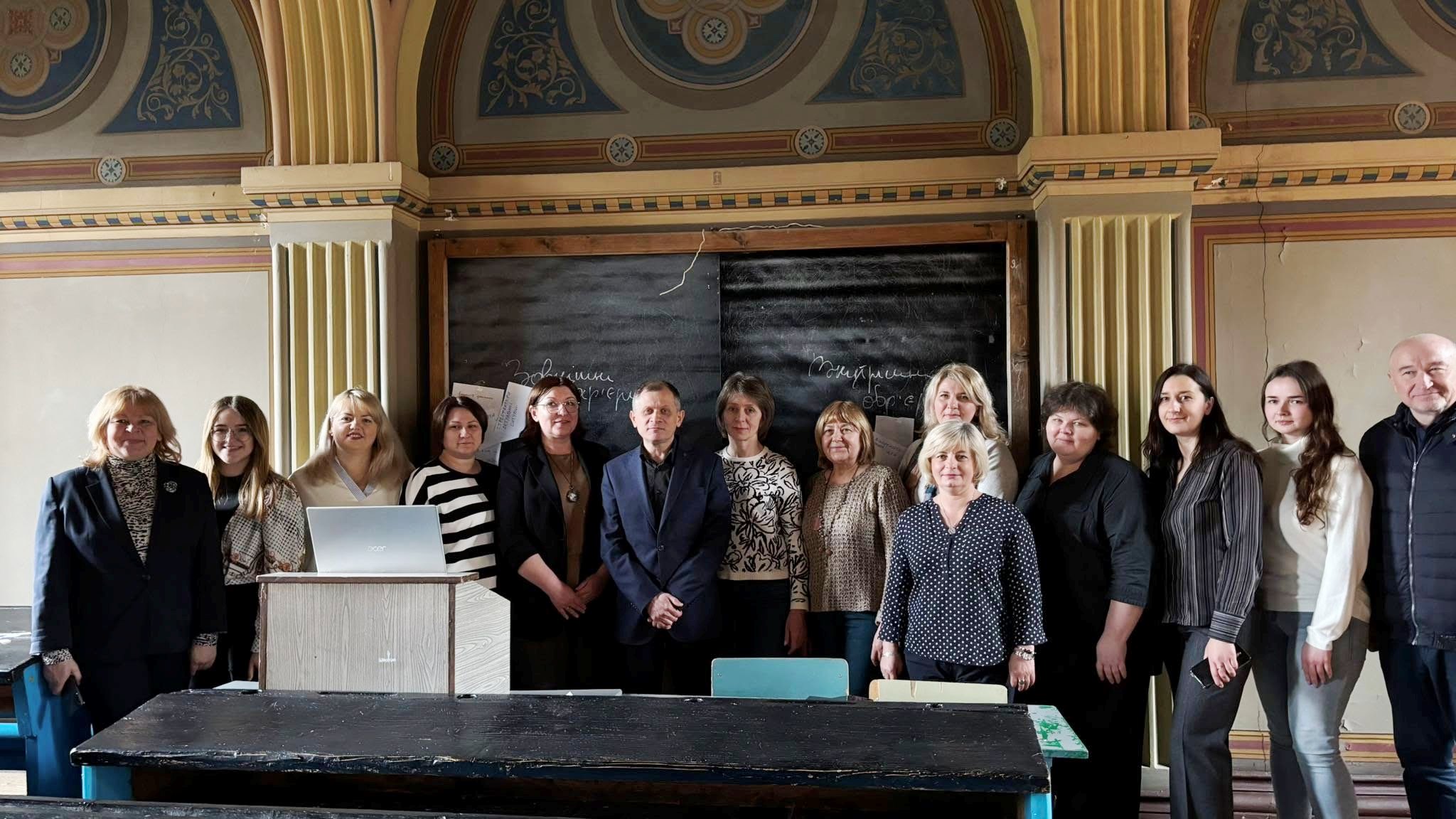 Професорсько-викладацький колектив факультету філології і журналістики ТНПУ та філологічного факультету ЧНУ після обговорення освітніх програм.